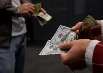 بازار دلار منتظر عمل است