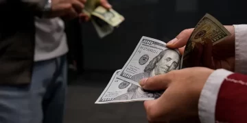 بازار دلار منتظر عمل است