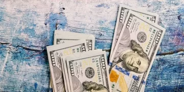 ادامه کاهش دلار در پشت خط/ حباب طلا منفی شد