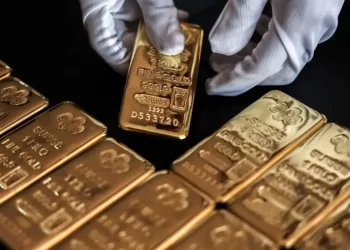 طلای جهانی عقب نشینی کرد