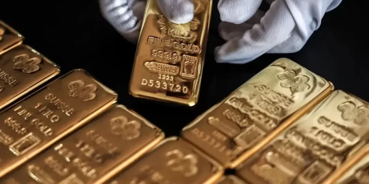 طلای جهانی عقب نشینی کرد