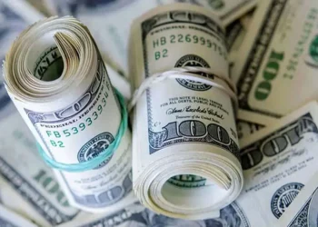 پیش بینی قیمت دلار در سال ۱۴۰۴ / رشد نقدینگی، دلار را به 130 هزار تومان می‌رساند