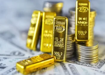 طلا بخریم یا دلار؟ / سکاندار بازارها برای جذب پول، کیست؟