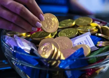 بازگشت بیت‌کوین به کانال ۱۰۰ هزار دلار؛ پیش‌بینی سبقت از طلا در سایه تنش‌های تجاری